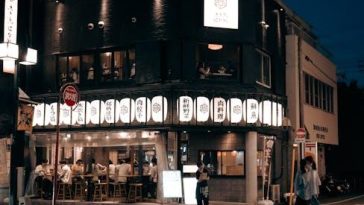 Exist Any Type Of Excellent Dining Establishments On Strolling Road?