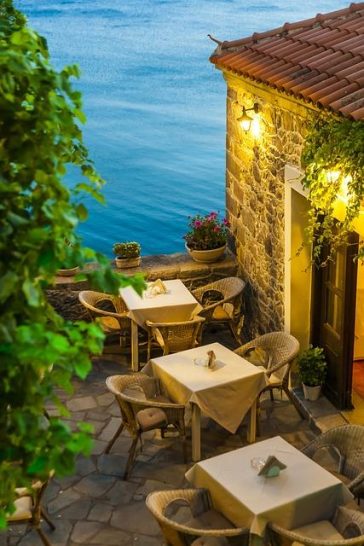 Can a Restaurant’s Ambiance Outweigh Food Quality in Madrid