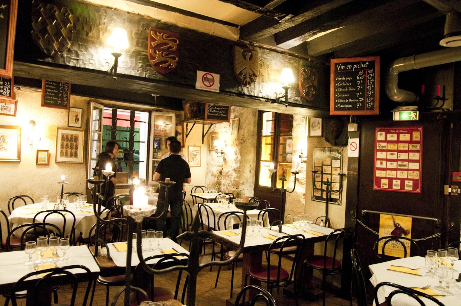 Atmosphere and Ambiance Experiencing the Unique Charm of Pariss Dining Spots