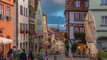 Historic restaurants with unique dining experiences in Athens