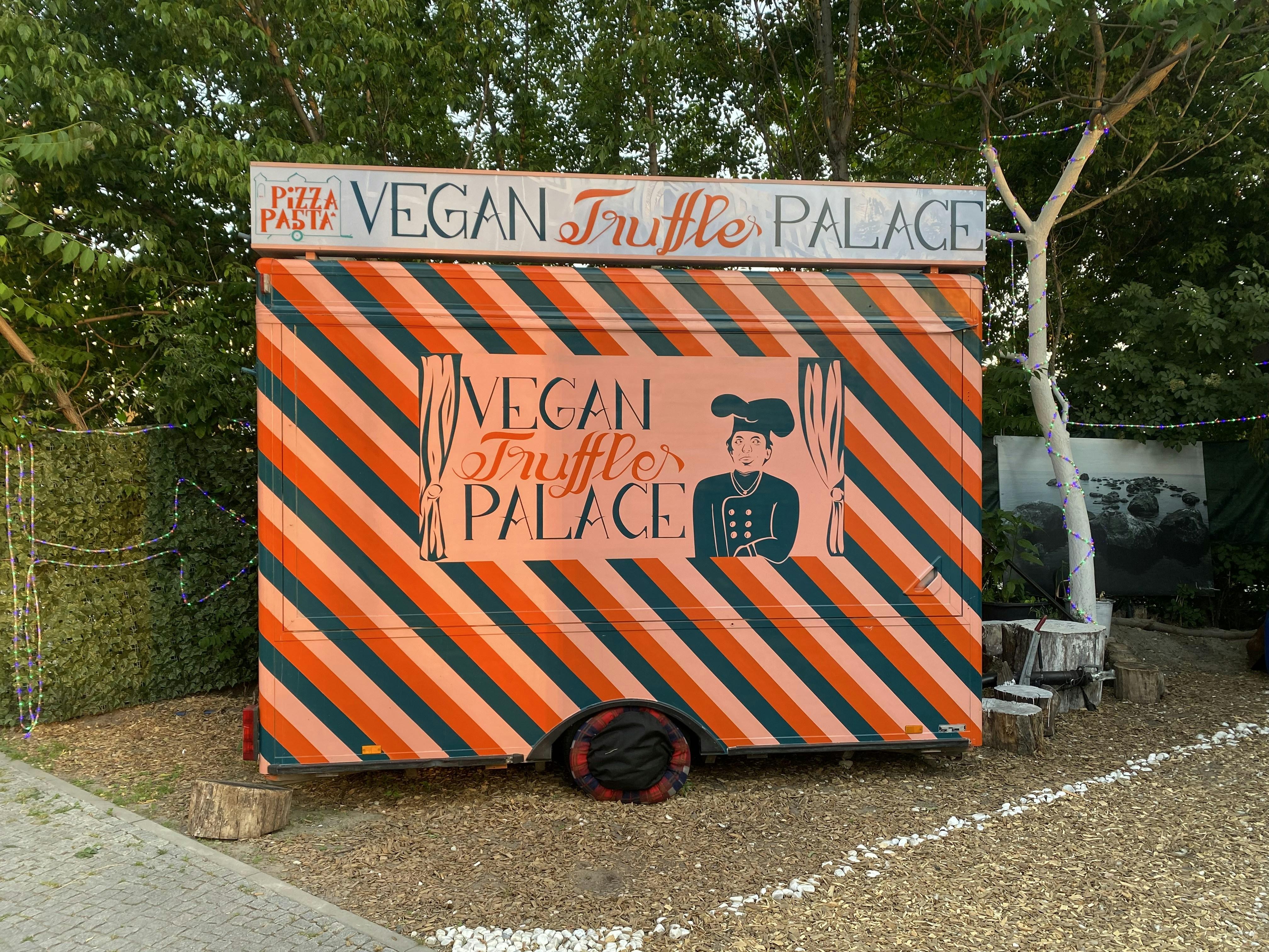 Strategic Collaborations: Building Synergies Between Food Trucks and Restaurants